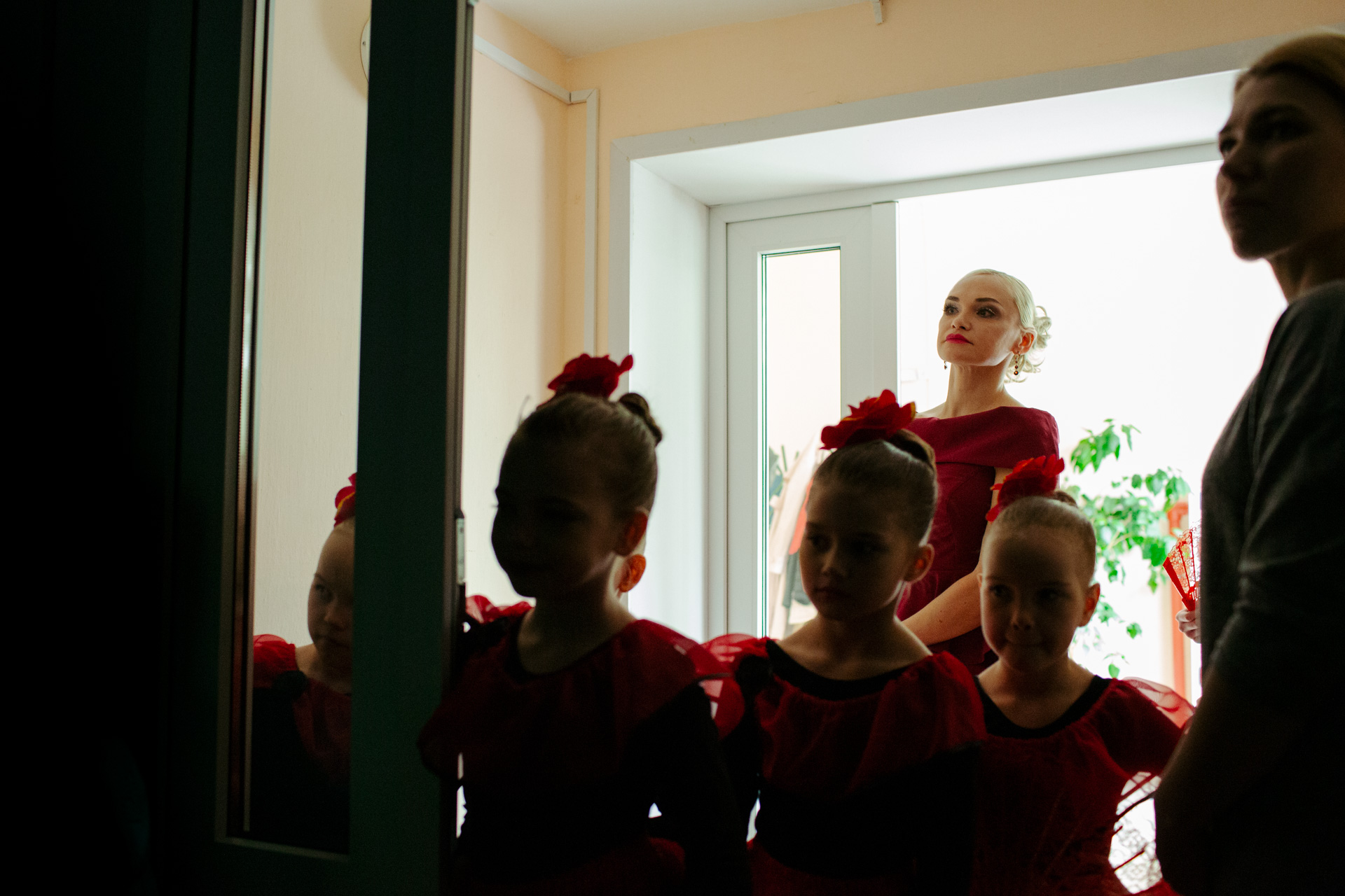 Руководитель Студии классического балета Татьяна Золотарева смотрит выступление детей. Девочки из младшей группы уже переоделись и тоже здесь, всем интересно.