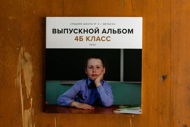 Обложка альбома. Крупно фотография Павла Петрова. Он сидит за партой перед школьной доской. Сверху подпись и стоит год - 2022. 